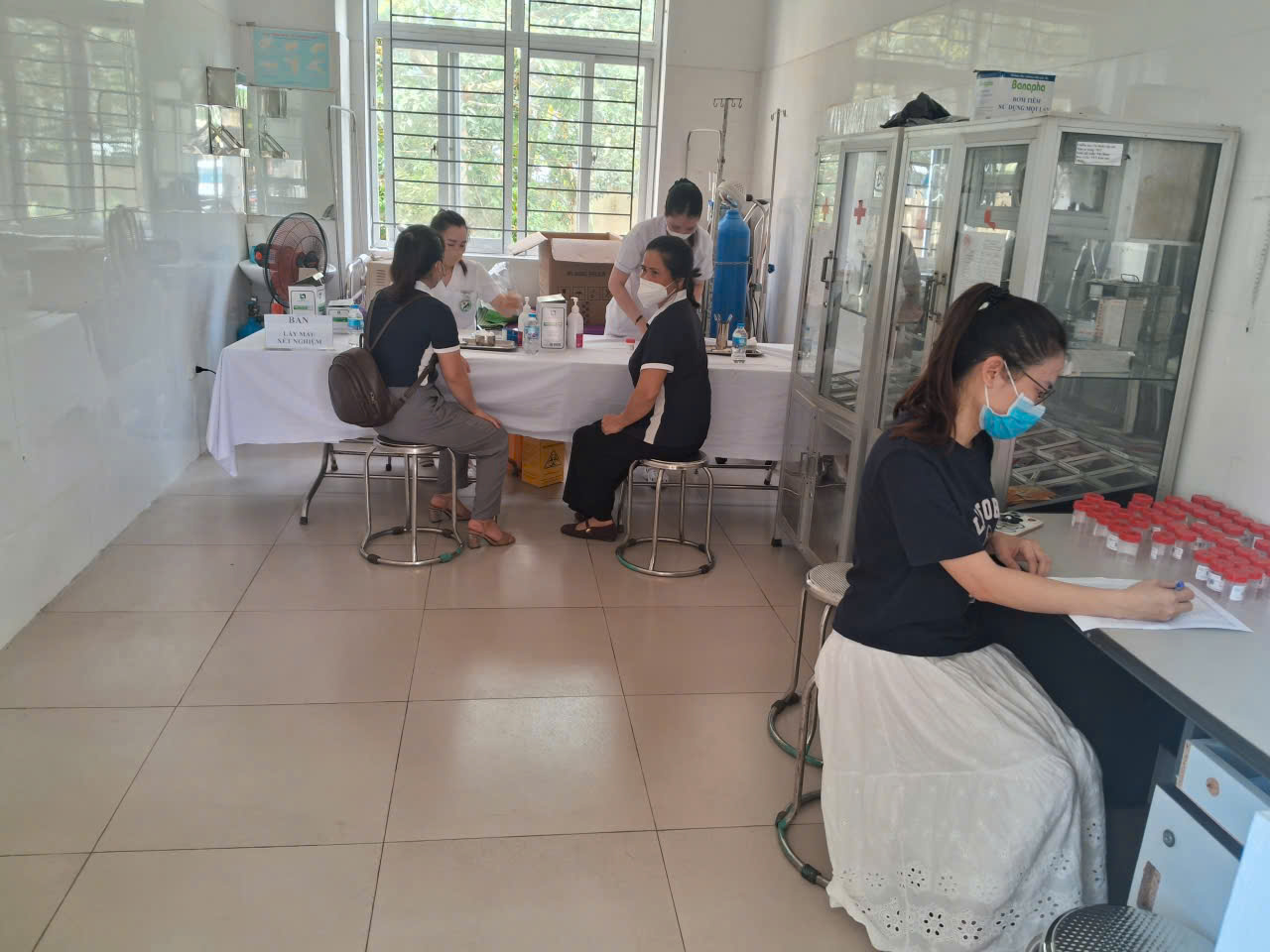Ảnh có chứa trang phục, người, trong nhà, hiện trường  Nội dung do AI tạo ra có thể không chính xác.