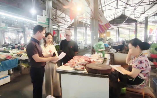 Ban Văn hóa - Xã hội HĐND phường Bồ Đề tiếp tục thực hiện chương trình giám sát công tác an toàn thực phẩm tại các chợ dân sinh trên địa bàn phường
- Ảnh 1.