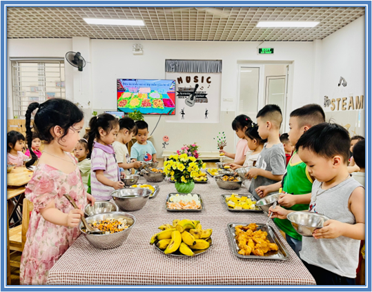 GIỜ ĂN TRƯA CỦA TRẺ - NIỀM VUI VÀ TÌNH YÊU TRONG MỖI BỮA ĂN CỦA TRẺ TẠI TRƯỜNG MẦM NON HOA MAI- Ảnh 2.