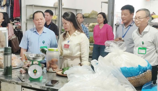Ban Văn hóa - Xã hội HĐND phường Bồ Đề tiếp tục thực hiện chương trình giám sát công tác an toàn thực phẩm tại các chợ dân sinh trên địa bàn phường
- Ảnh 3.