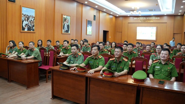 Cụm thi đua số 19 Công an Thành phố Hà Nội dâng hoa và báo công tại Lăng Bác- Ảnh 5.
