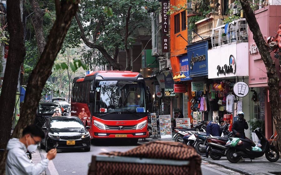Đề xuất mở rộng phạm vi hạn chế xe ô tô trên 16 chỗ trong giờ cao điểm tại phường Hoàn Kiếm- Ảnh 1.