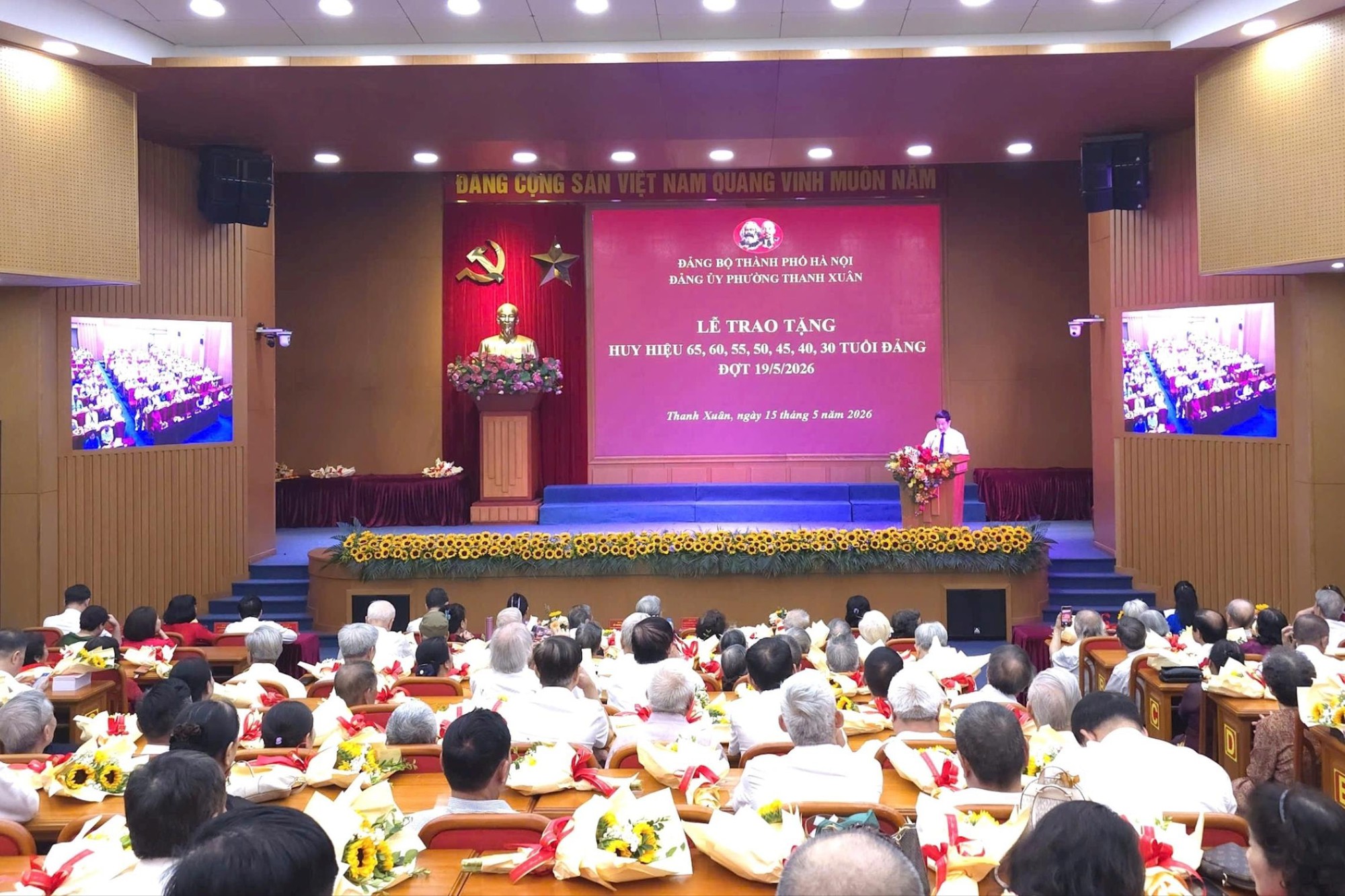 Phường Thanh Xuân trao Huy hiệu Đảng tặng 173 đảng viên- Ảnh 2.