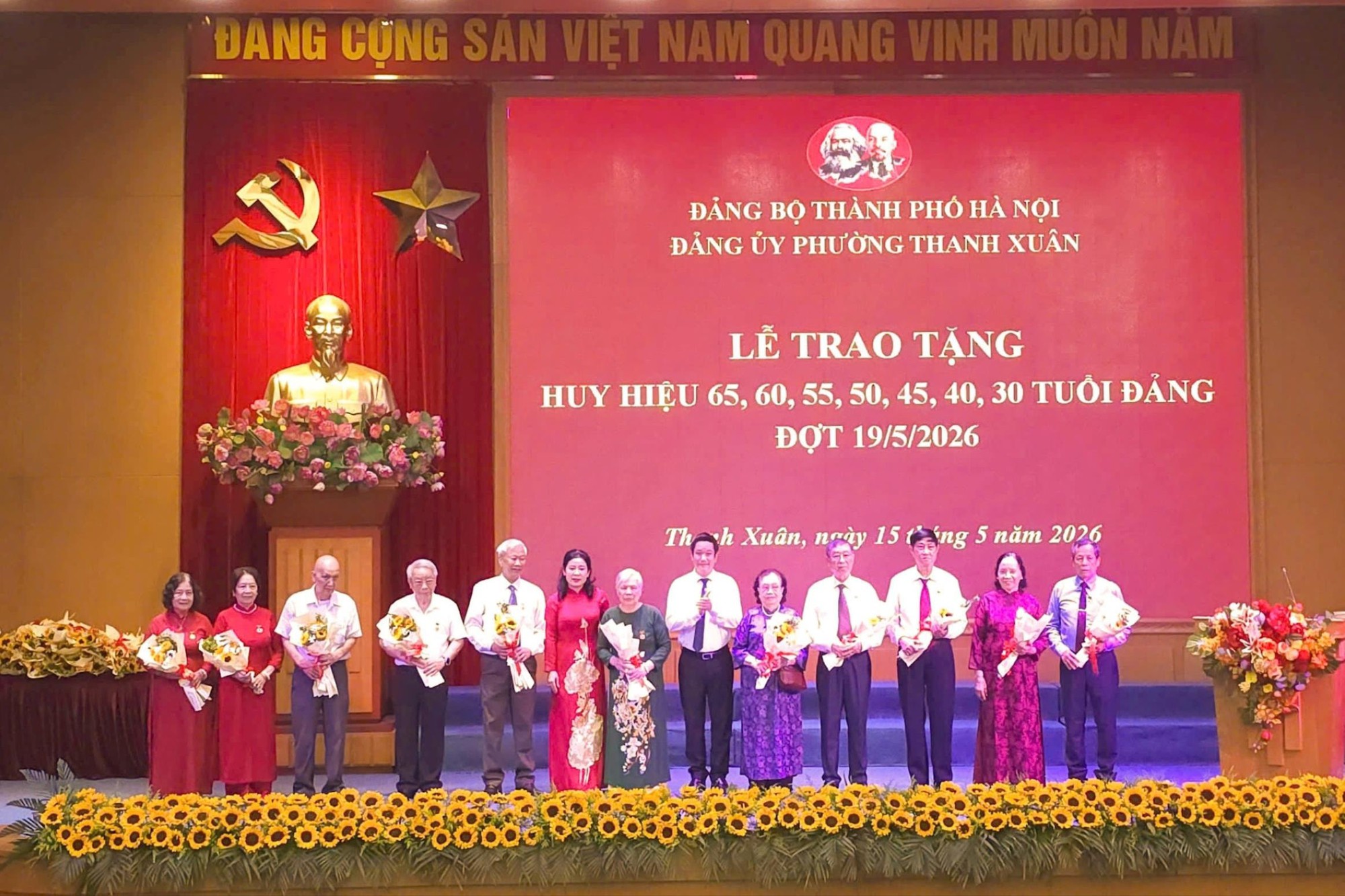 Phường Thanh Xuân trao Huy hiệu Đảng tặng 173 đảng viên- Ảnh 1.