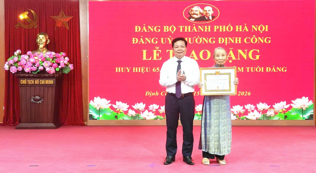 74 đảng viên phường Định Công vinh dự nhận Huy hiệu Đảng- Ảnh 1.