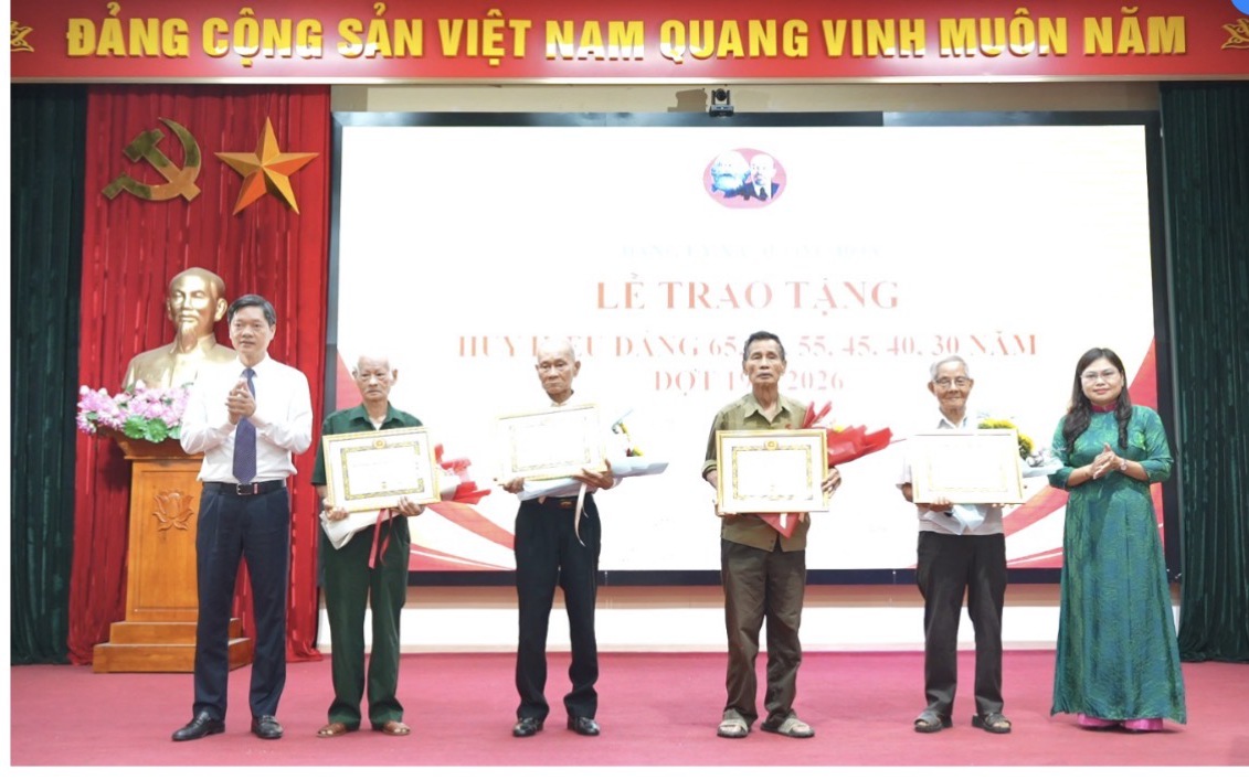 28 đảng viên thuộc Đảng bộ xã Dương Hoà được trao tặng Huy hiệu Đảng đợt 19/5/2026