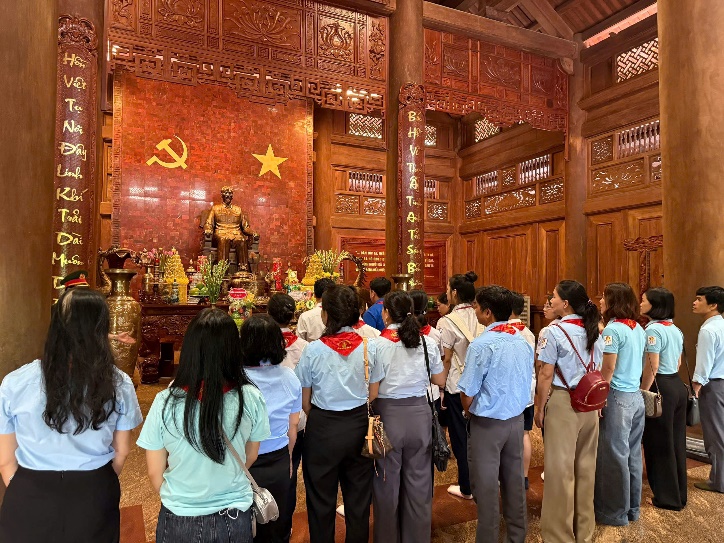 Ảnh có chứa trang phục, người, con người, tòa nhà  Nội dung do AI tạo ra có thể không chính xác.