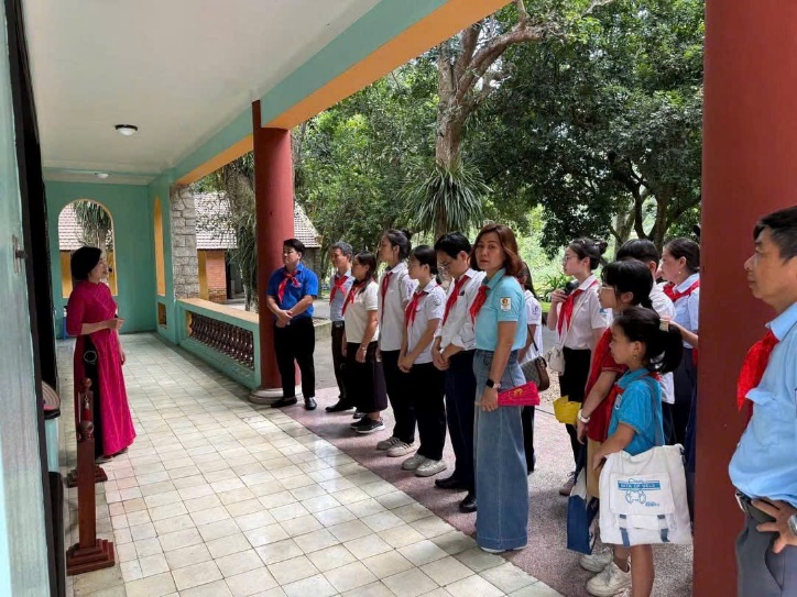 Ảnh có chứa trang phục, người, giày dép, cây cối  Nội dung do AI tạo ra có thể không chính xác.