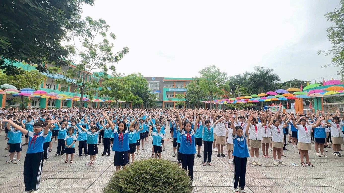 Ảnh có chứa ngoài trời, người, trang phục, bầu trời  Nội dung do AI tạo ra có thể không chính xác.