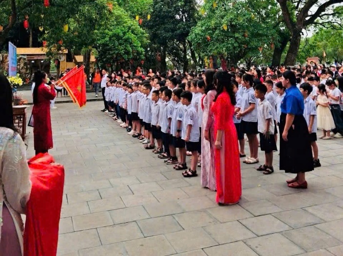 Ảnh có chứa trang phục, người, ngoài trời, cây cối  Nội dung do AI tạo ra có thể không chính xác.