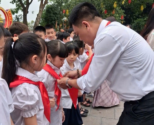 Ảnh có chứa trang phục, người, ngoài trời, cô gái  Nội dung do AI tạo ra có thể không chính xác.