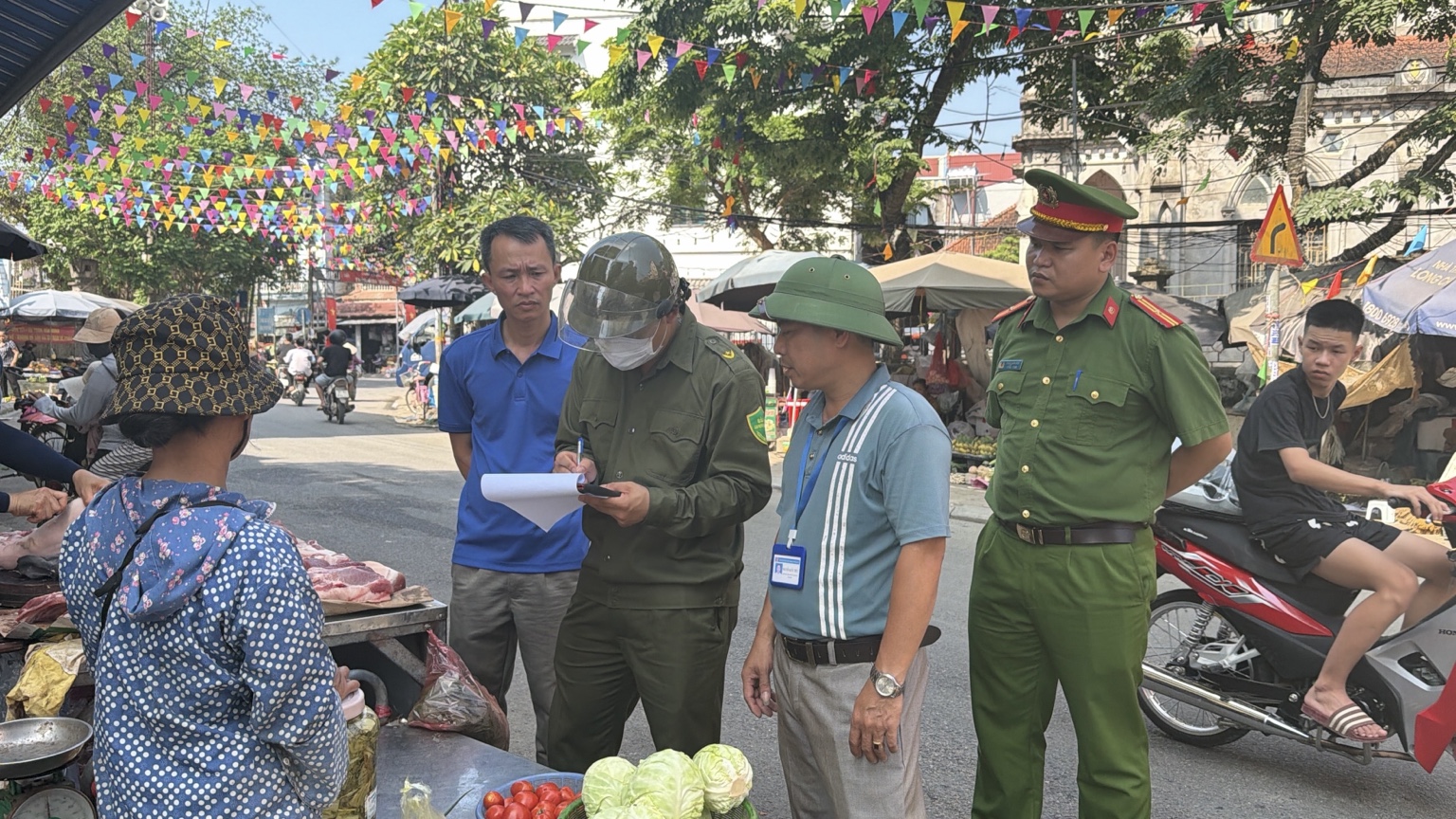 Xã Trần Phú ra quân giai đoạn 1 tuyên truyền, ký cam kết bảo đảm trật tự đô thị, an toàn giao thông- Ảnh 2.