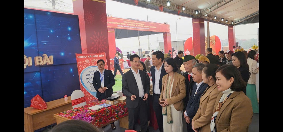 “Không gian số Nội Bài” – Điểm nhấn chuyển đổi số tại Không gian trưng bày Hội chợ hoa Xuân Đoàn viên xã Nội Bài- Ảnh 1.