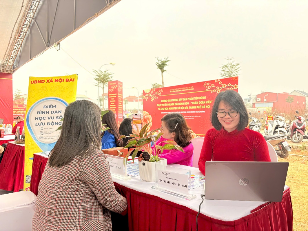 “Không gian số Nội Bài” – Điểm nhấn chuyển đổi số tại Không gian trưng bày Hội chợ hoa Xuân Đoàn viên xã Nội Bài- Ảnh 2.