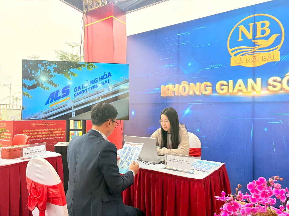 “Không gian số Nội Bài” – Điểm nhấn chuyển đổi số tại Không gian trưng bày Hội chợ hoa Xuân Đoàn viên xã Nội Bài- Ảnh 3.