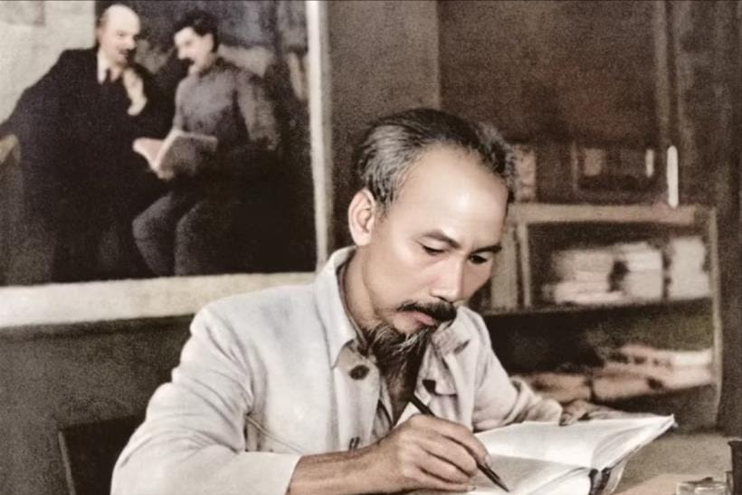 Ánh sáng Hồ Chí Minh soi đường cho chúng ta đi- Ảnh 2.