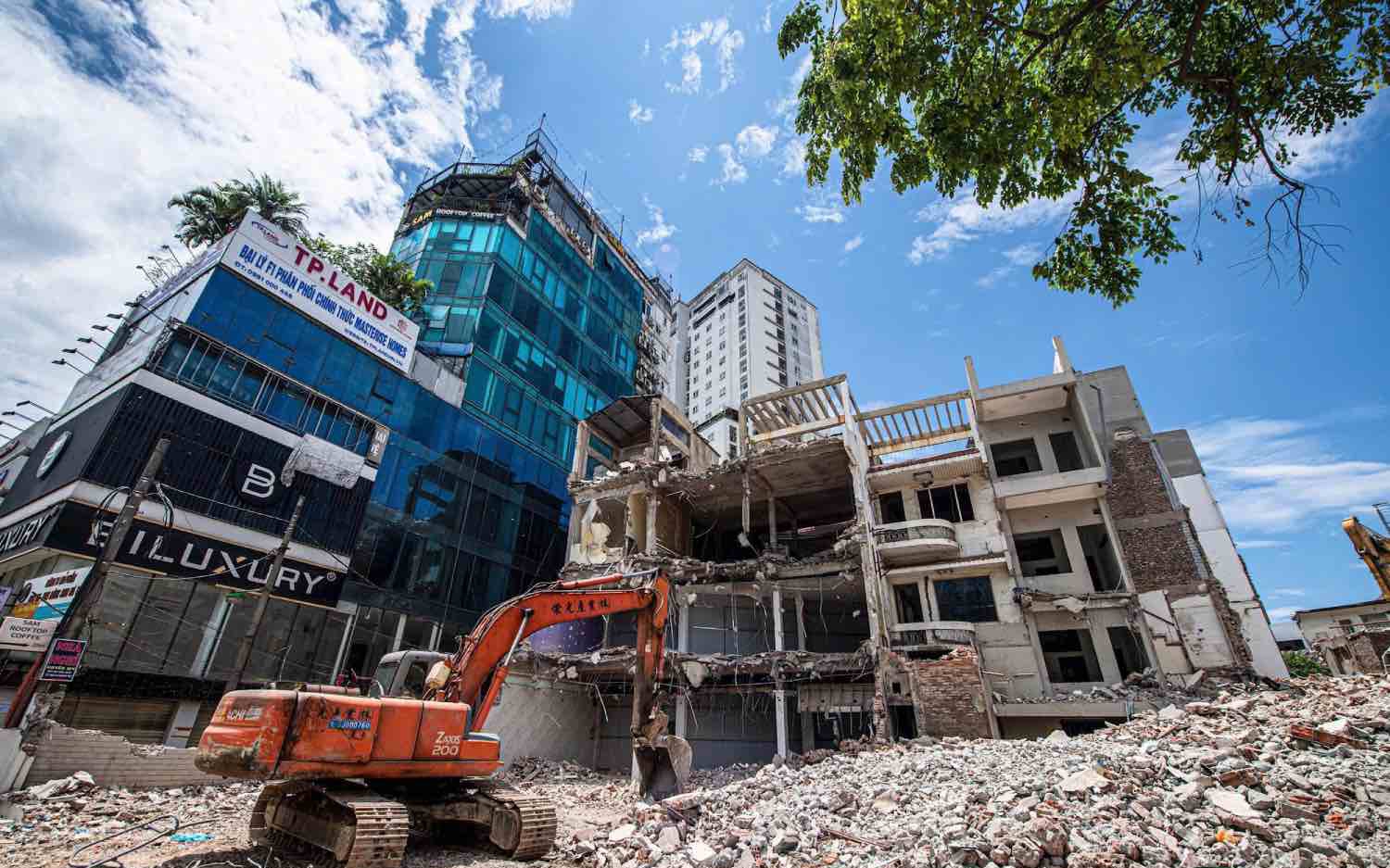 Máy xúc, xe tải ngày đêm làm việc, tháo dỡ công trình làm Vành đai 2,5