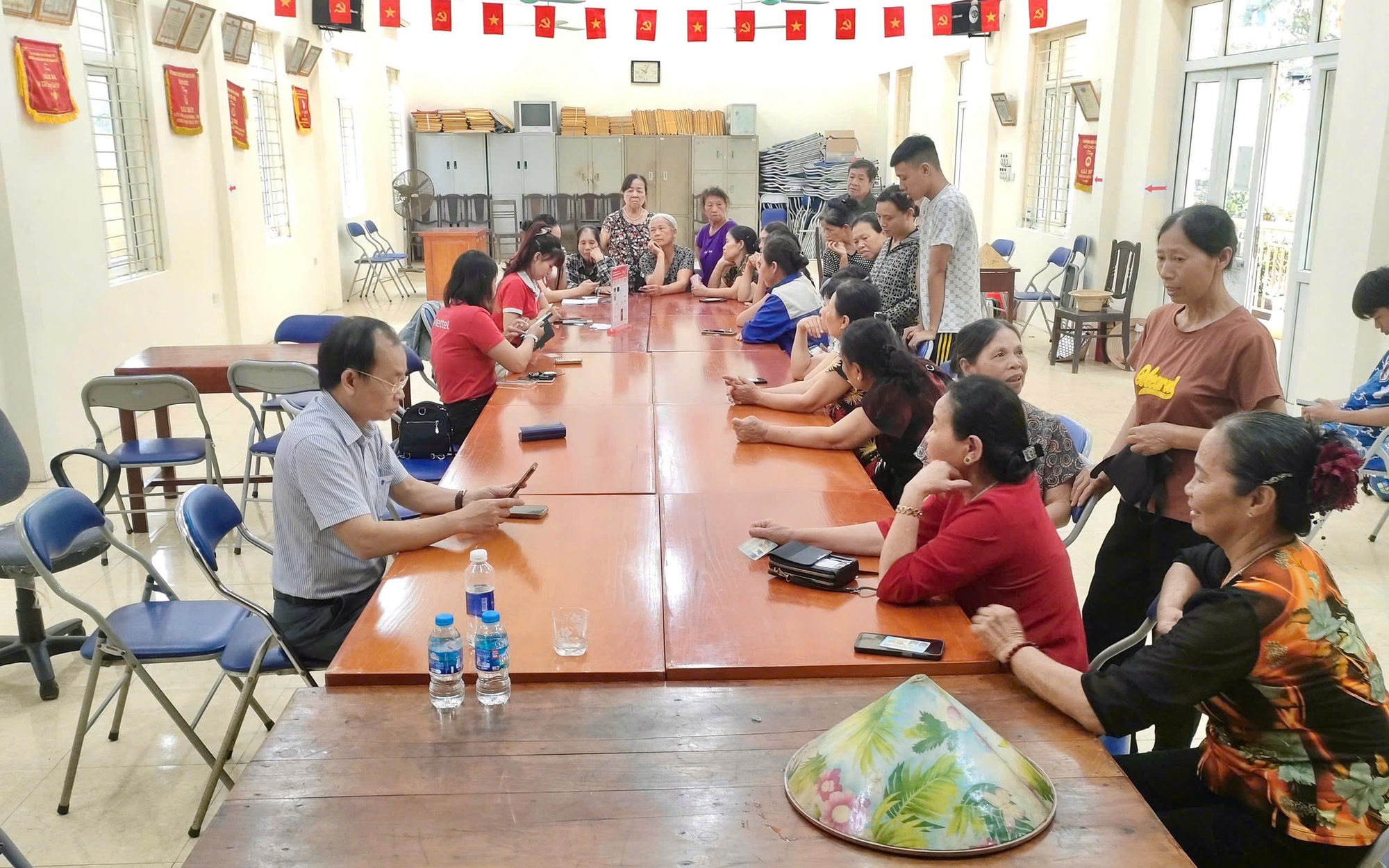 Xã Thanh Trì hỗ trợ lưu động xác thực thuê bao di động, thúc đẩy chuyển đổi số đến từng thôn, xóm