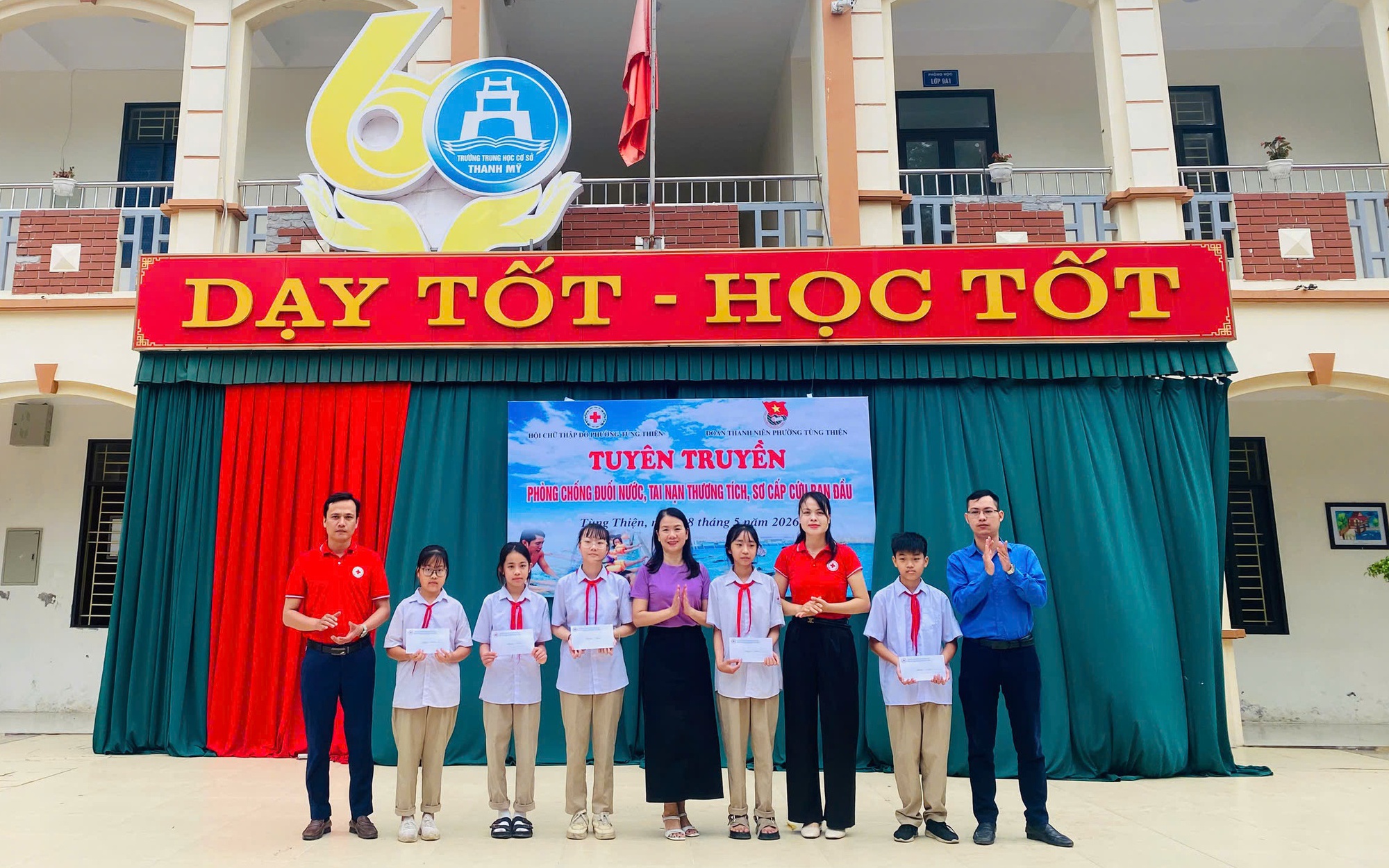 Phường Tùng Thiện tuyên truyền phòng chống đuối nước, tai nạn thương tích và trao quà nhân đạo cho học sinh Trường THCS Thanh Mỹ
