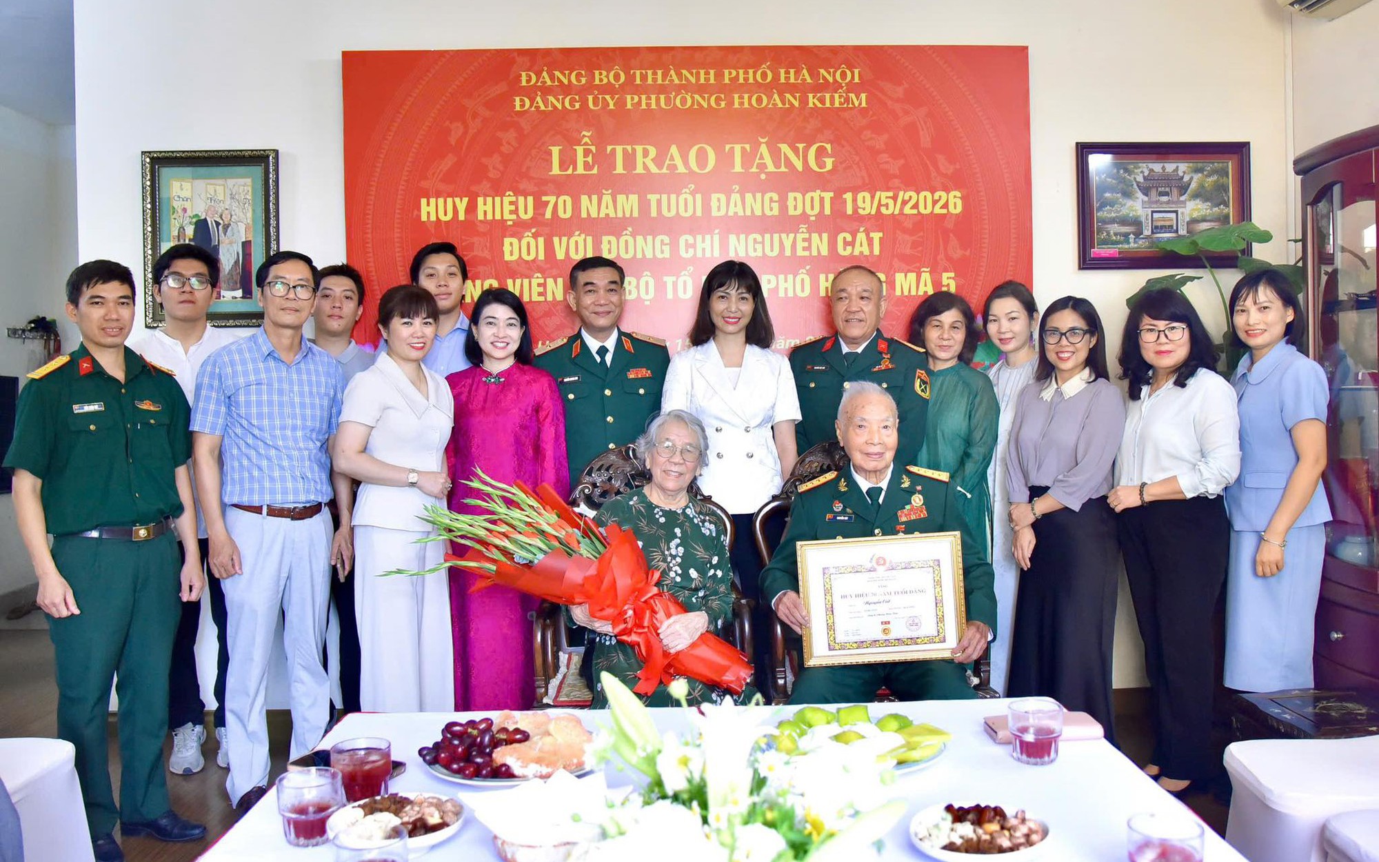 Đảng uỷ phường Hoàn Kiếm trao tặng Huy hiệu 70 năm tuổi Đảng đợt 19/5/2026 đối với đảng viên Nguyễn Cát, Chi bộ Tổ dân phố Hàng Mã 5