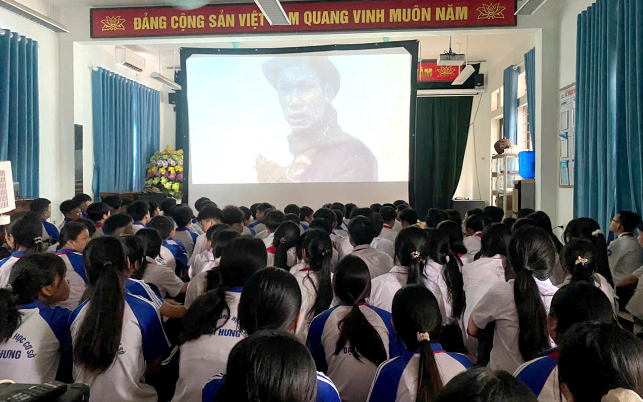 Học sinh trường THCS Đại Hưng đang xem bộ phim " Người anh hùng áo vải".