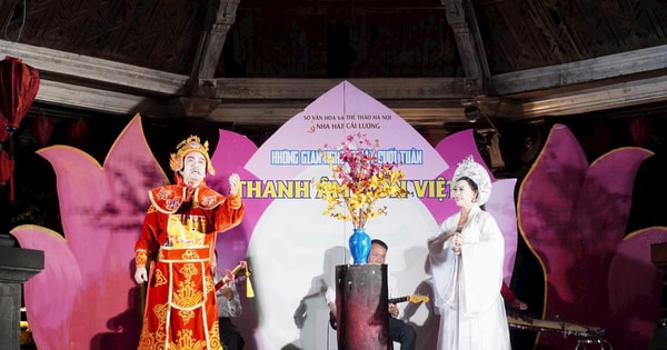 Cải lương ngân vang giữa phố đi bộ hồ Hoàn Kiếm