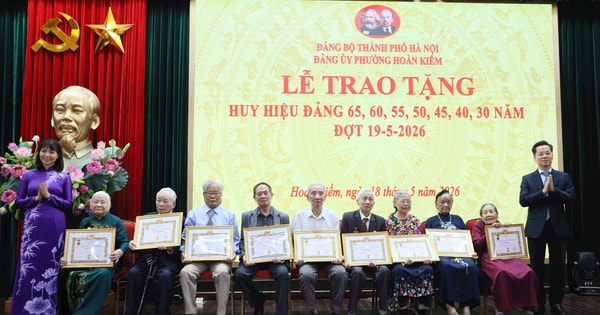 Trưởng ban Tổ chức Thành ủy Vũ Đăng Định trao Huy hiệu Đảng tại phường Hoàn Kiếm