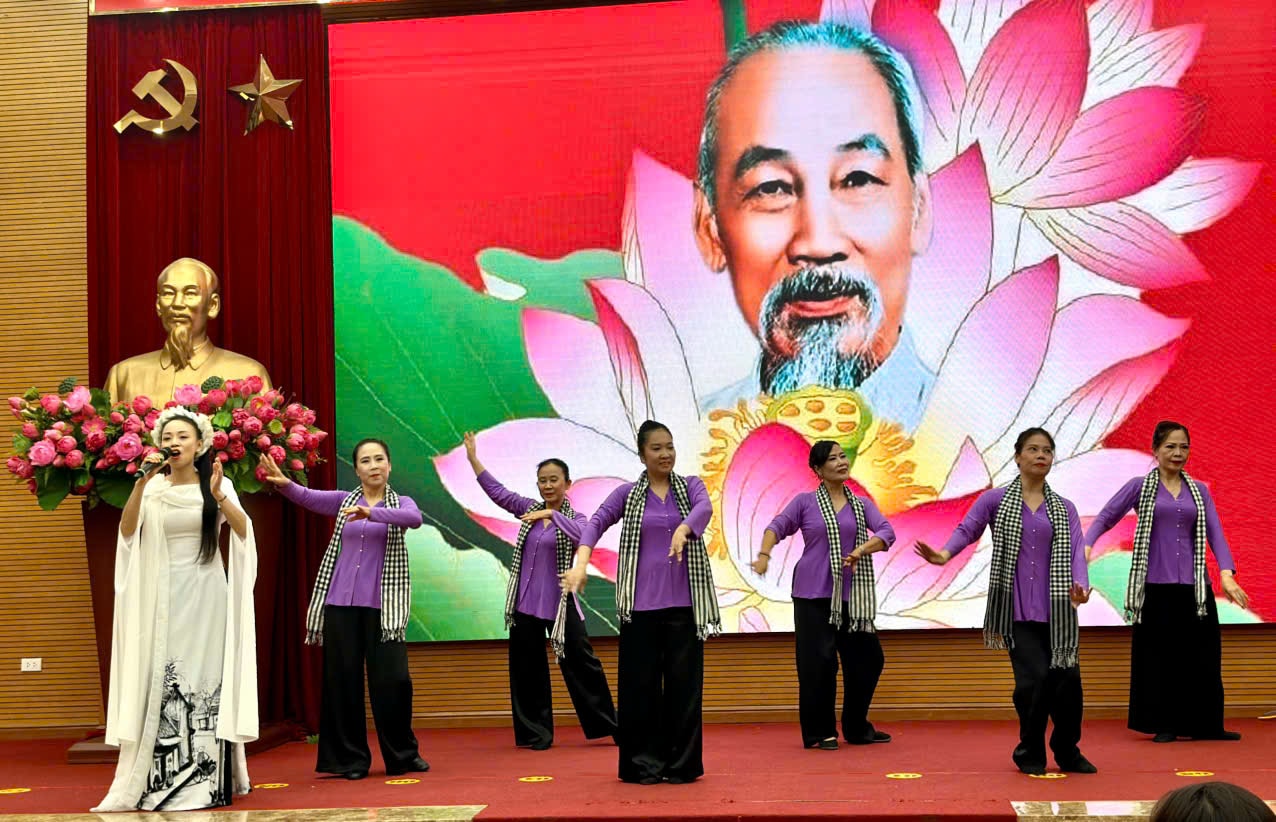 Phụ nữ Thủ đô gửi lời ca dâng Bác- Ảnh 3.