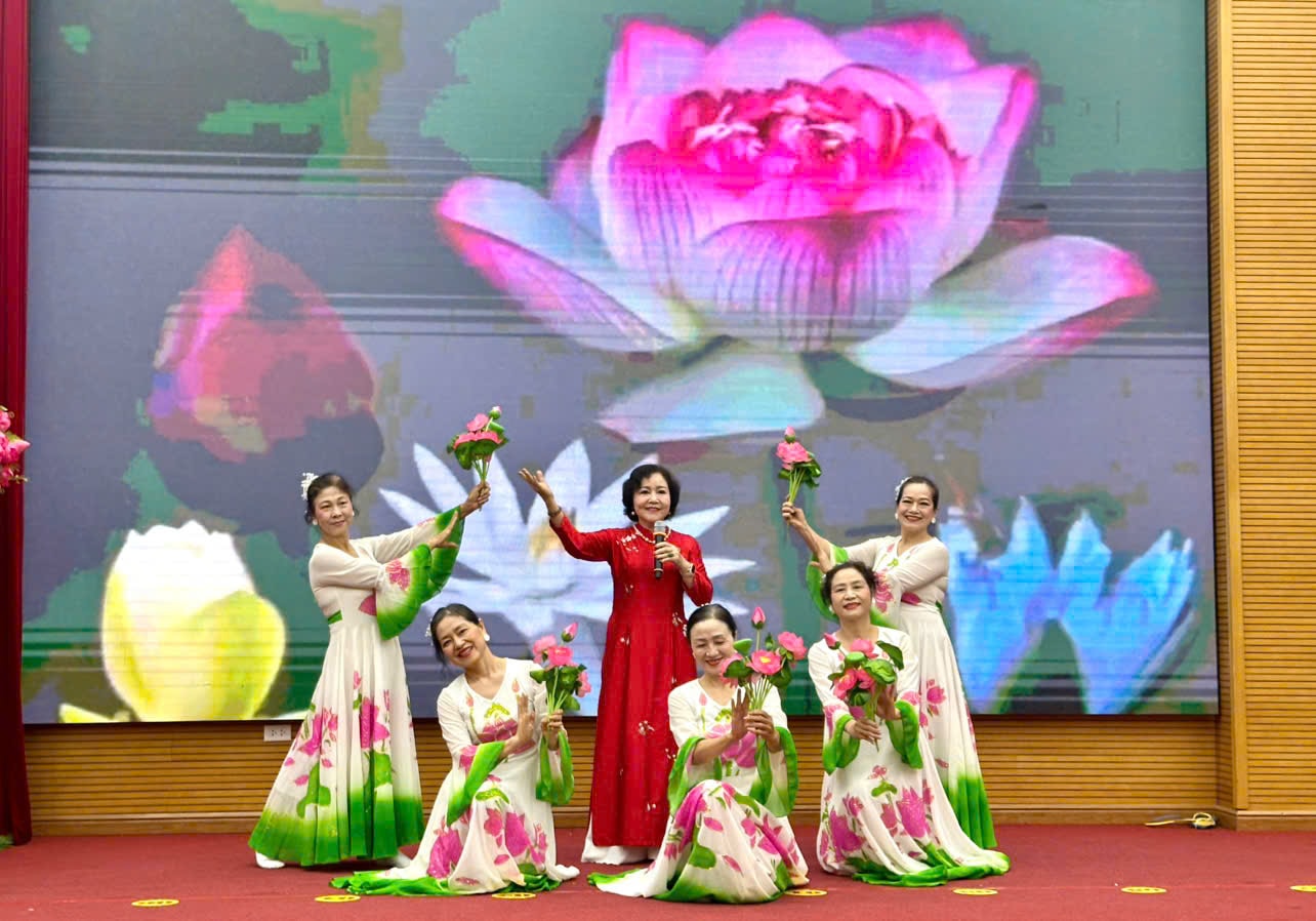 Phụ nữ Thủ đô gửi lời ca dâng Bác- Ảnh 5.