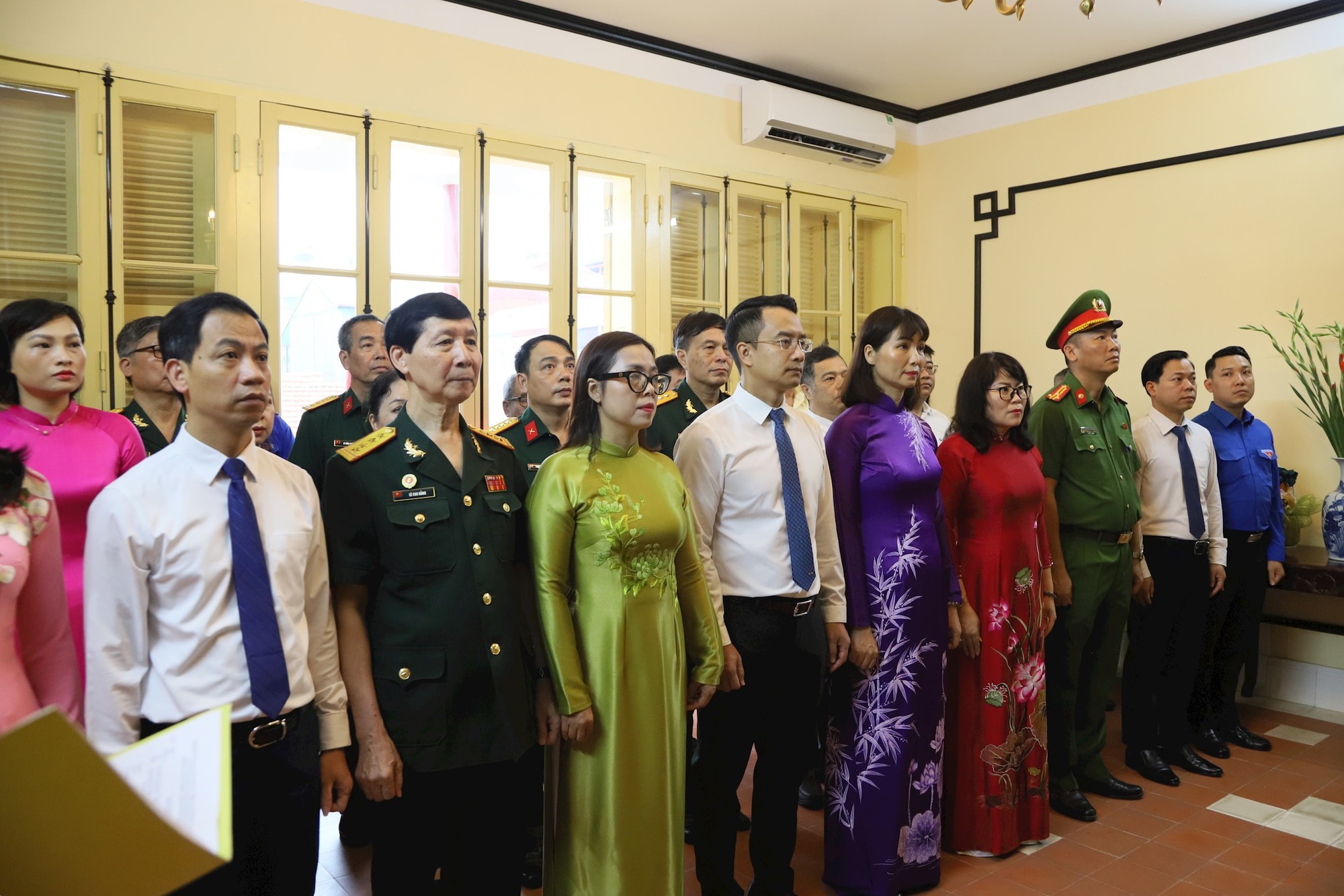Trưởng ban Tổ chức Thành ủy Vũ Đăng Định trao Huy hiệu Đảng tại phường Hoàn Kiếm- Ảnh 4.
