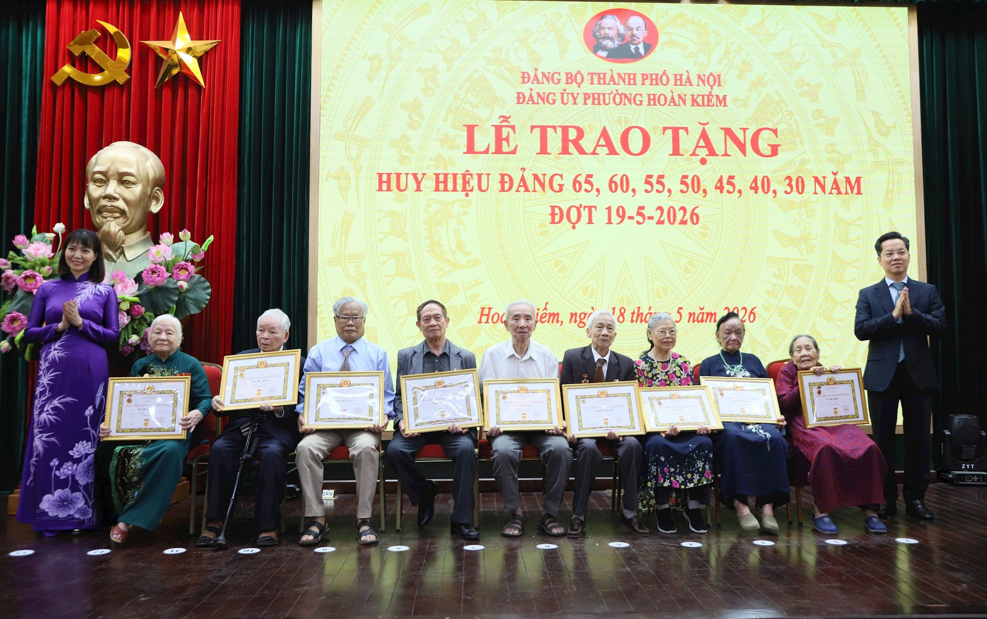 Trưởng ban Tổ chức Thành ủy Vũ Đăng Định trao Huy hiệu Đảng tại phường Hoàn Kiếm- Ảnh 1.