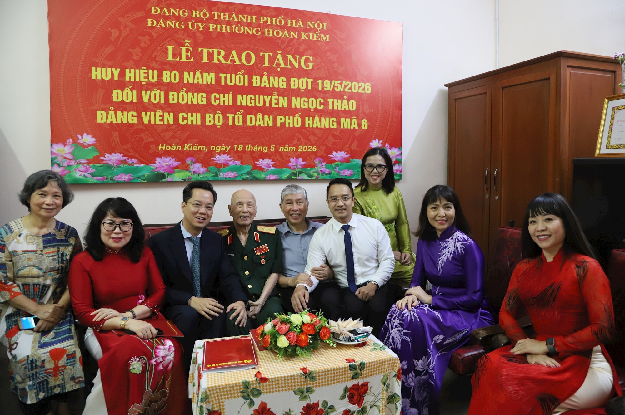 Trưởng ban Tổ chức Thành ủy Vũ Đăng Định trao Huy hiệu Đảng tại phường Hoàn Kiếm- Ảnh 3.