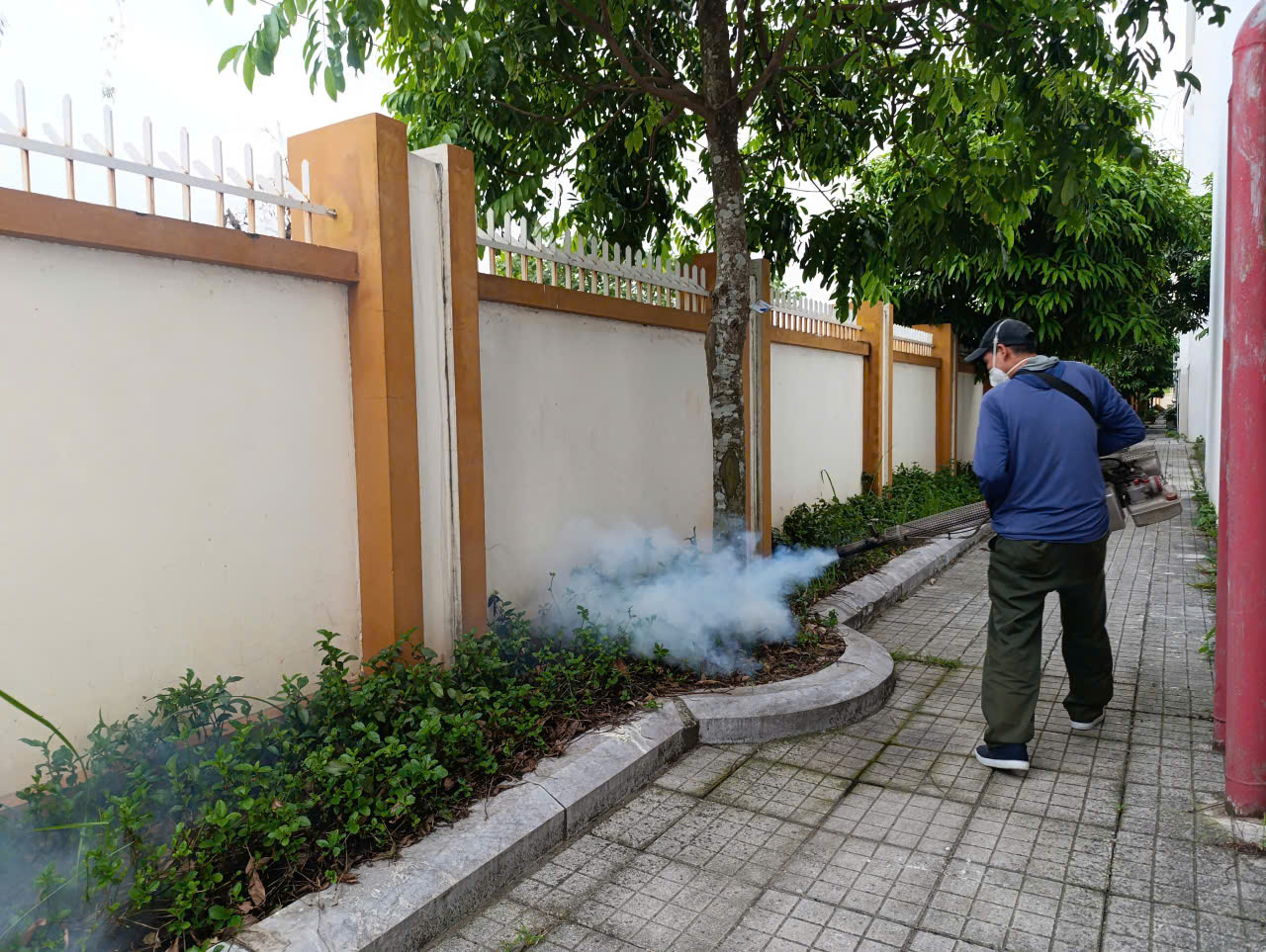 Trường Tiểu học Thúy Lĩnh phối hợp với Trạm y tế phường Lĩnh Nam tổ chức phun thuốc diệt muỗi trong và ngoài khuôn viên trường học- Ảnh 1.
