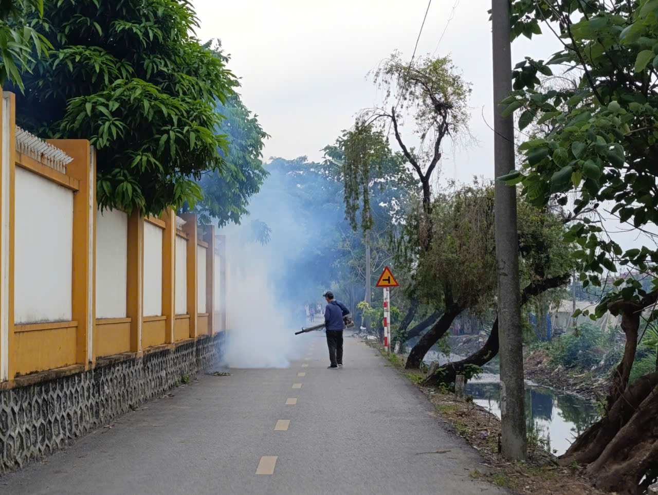 Trường Tiểu học Thúy Lĩnh phối hợp với Trạm y tế phường Lĩnh Nam tổ chức phun thuốc diệt muỗi trong và ngoài khuôn viên trường học- Ảnh 2.