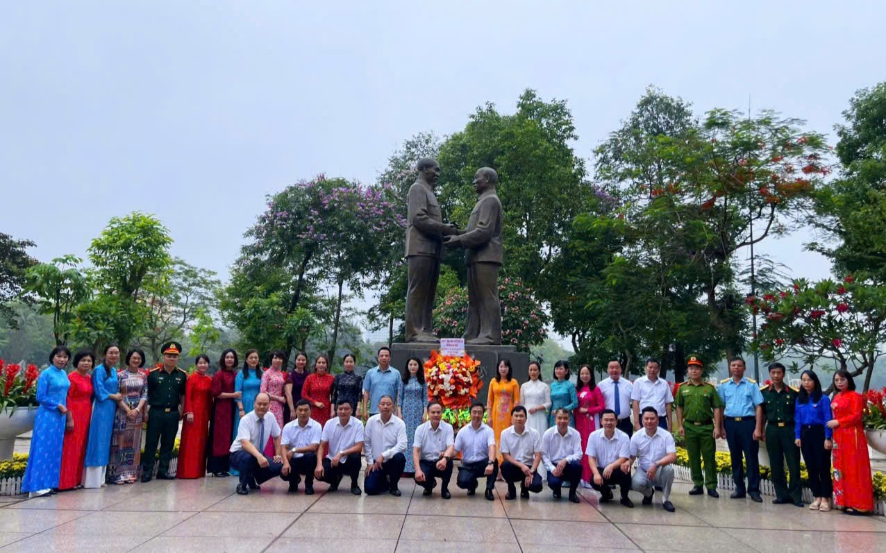 Phường Hai Bà Trưng tổ chức Lễ dâng hoa tại Tượng đài Bác Hồ - Bác Tôn nhân dịp kỷ niệm 136 năm Ngày sinh Chủ tịch Hồ Chí Minh (19/5/1890 – 19/5/2026)