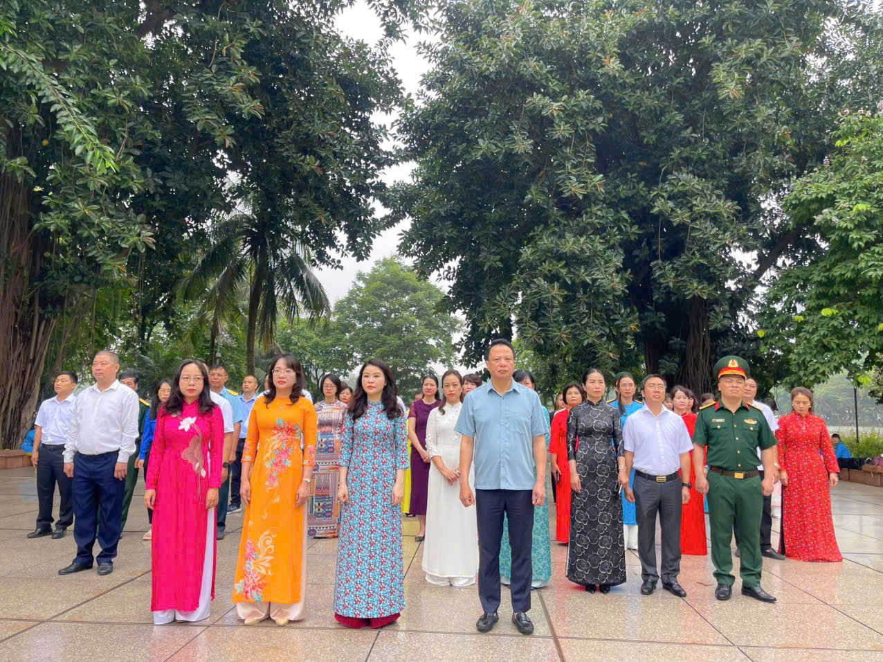 Phường Hai Bà Trưng tổ chức Lễ dâng hoa tại Tượng đài Bác Hồ - Bác Tôn nhân dịp kỷ niệm 136 năm Ngày sinh Chủ tịch Hồ Chí Minh (19/5/1890 – 19/5/2026)- Ảnh 1.