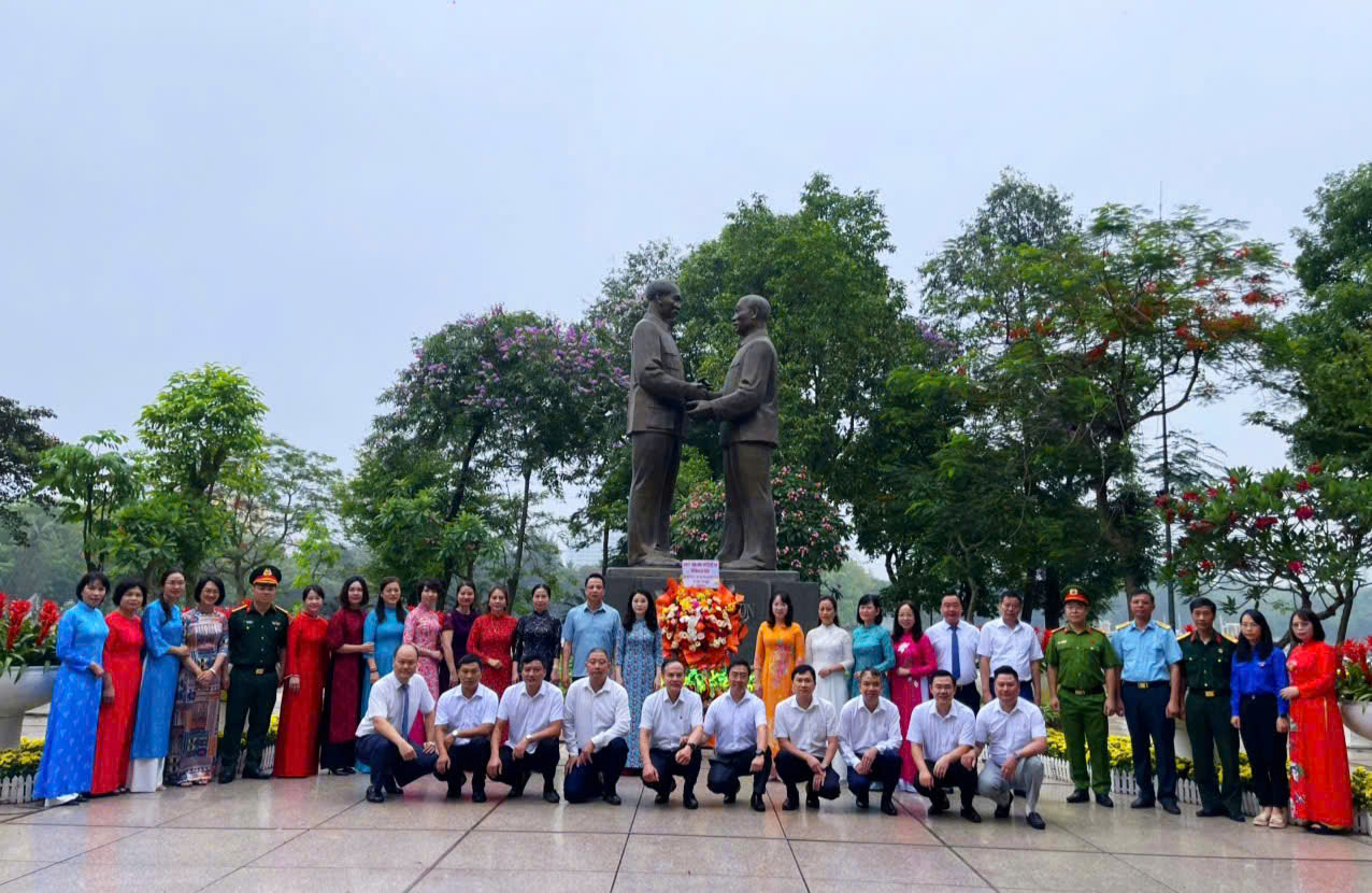Phường Hai Bà Trưng tổ chức Lễ dâng hoa tại Tượng đài Bác Hồ - Bác Tôn nhân dịp kỷ niệm 136 năm Ngày sinh Chủ tịch Hồ Chí Minh (19/5/1890 – 19/5/2026)- Ảnh 6.