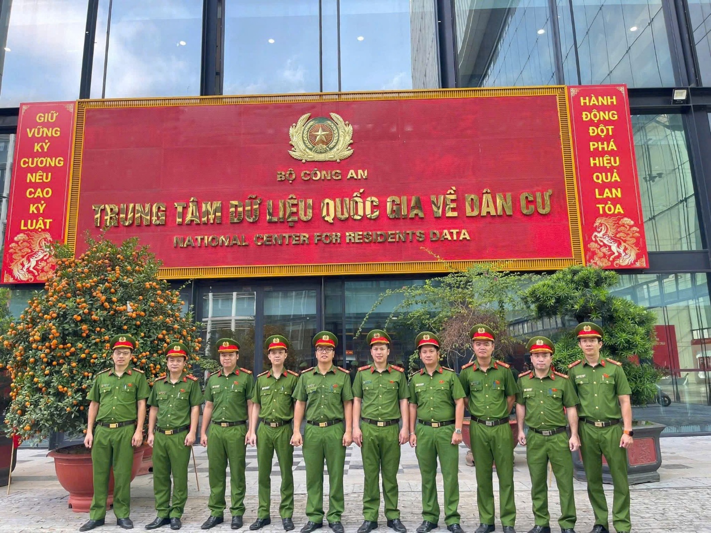 Công an phường Nghĩa Đô tích cực tham gia “Chiến dịch Mùa hè số cùng VNeID”, đồng hành cùng Nhân dân thực hiện chuyển đổi số quốc gia- Ảnh 1.
