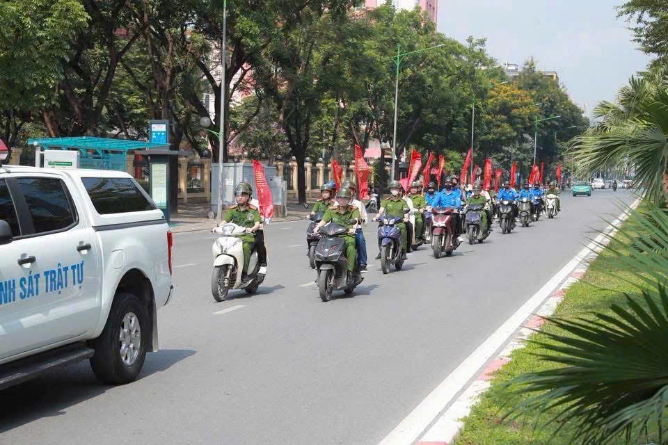 Công an phường Nghĩa Đô tích cực tham gia “Chiến dịch Mùa hè số cùng VNeID”, đồng hành cùng Nhân dân thực hiện chuyển đổi số quốc gia- Ảnh 2.