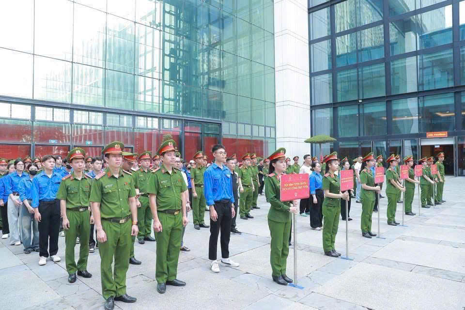 Công an phường Nghĩa Đô tích cực tham gia “Chiến dịch Mùa hè số cùng VNeID”, đồng hành cùng Nhân dân thực hiện chuyển đổi số quốc gia- Ảnh 3.
