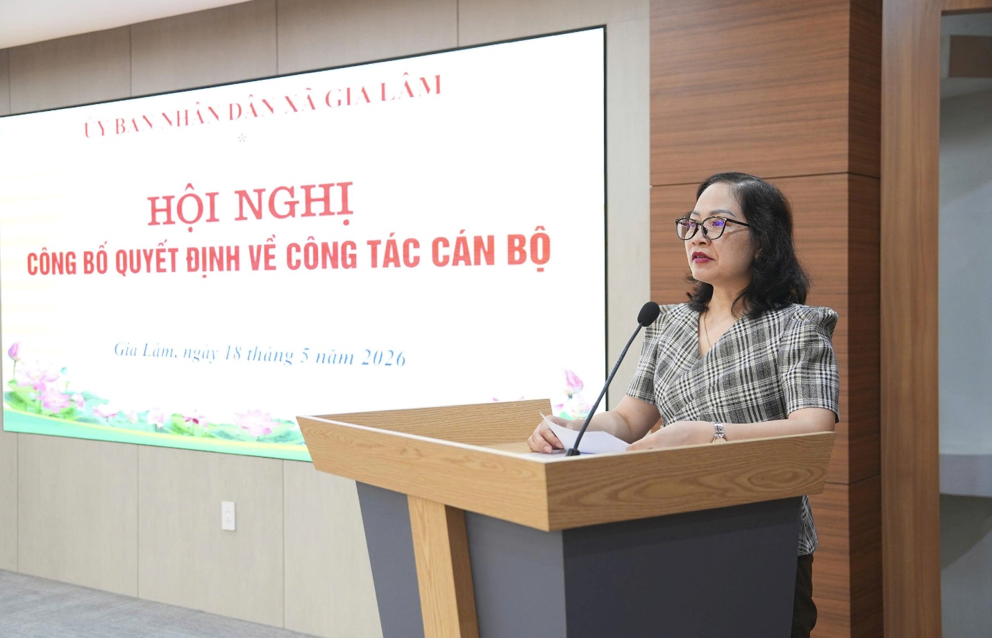 Gia Lâm công bố quyết định về công tác cán bộ- Ảnh 1.