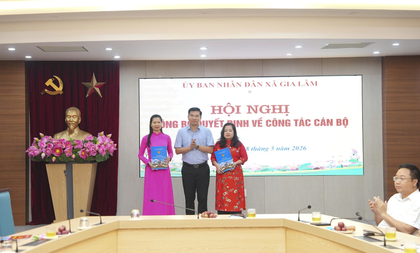 Gia Lâm công bố quyết định về công tác cán bộ- Ảnh 2.