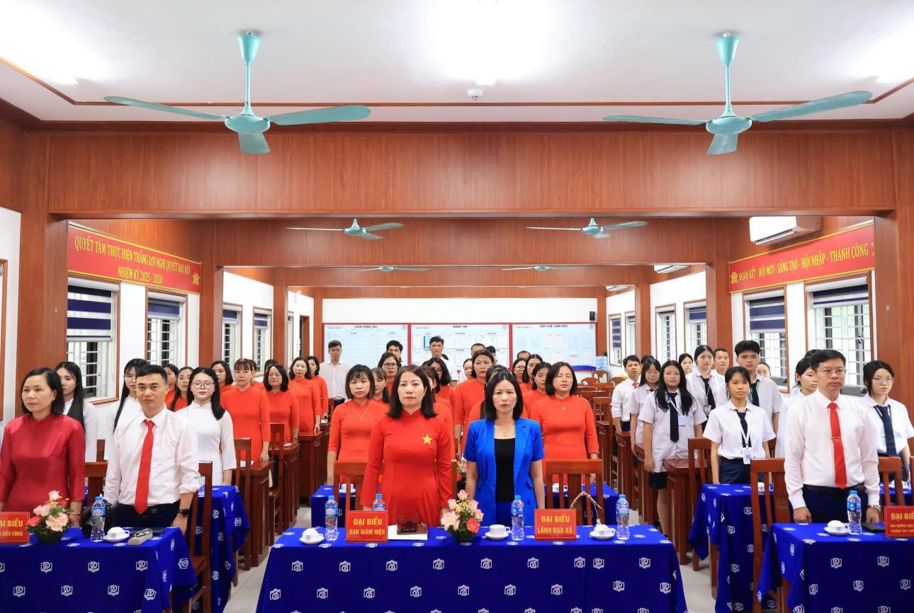 TRƯỜNG THPT DƯƠNG XÁ KẾT NẠP 5 ĐẢNG VIÊN MỚI- Ảnh 1.