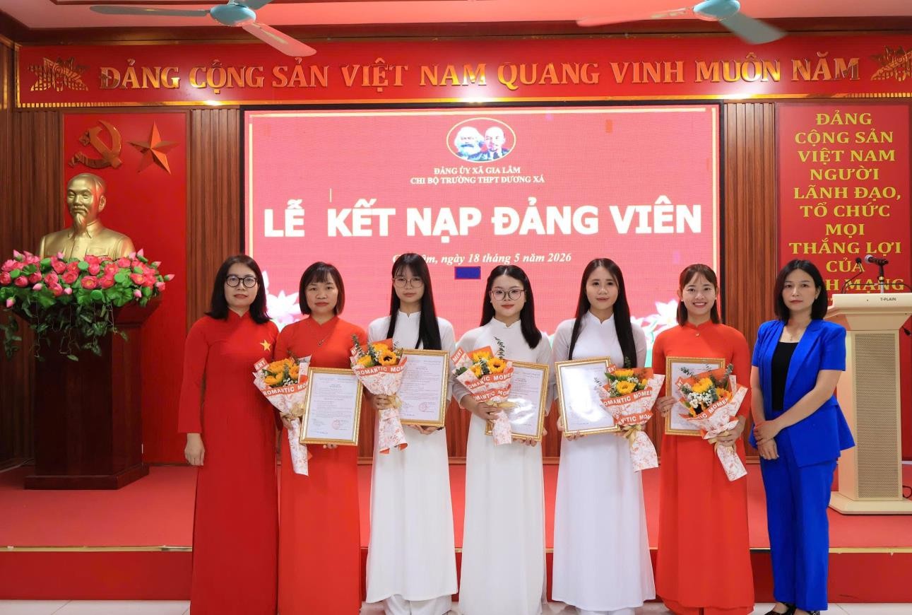 TRƯỜNG THPT DƯƠNG XÁ KẾT NẠP 5 ĐẢNG VIÊN MỚI- Ảnh 2.