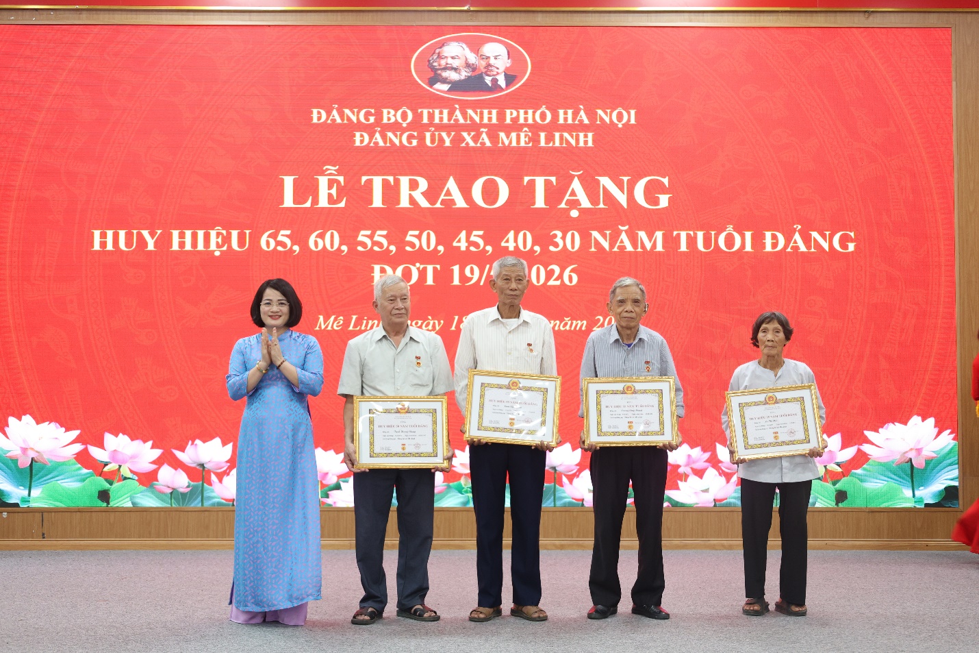 Xã Mê Linh tổ chức Lễ trao tặng Huy hiệu Đảng đợt 19-5- Ảnh 2.