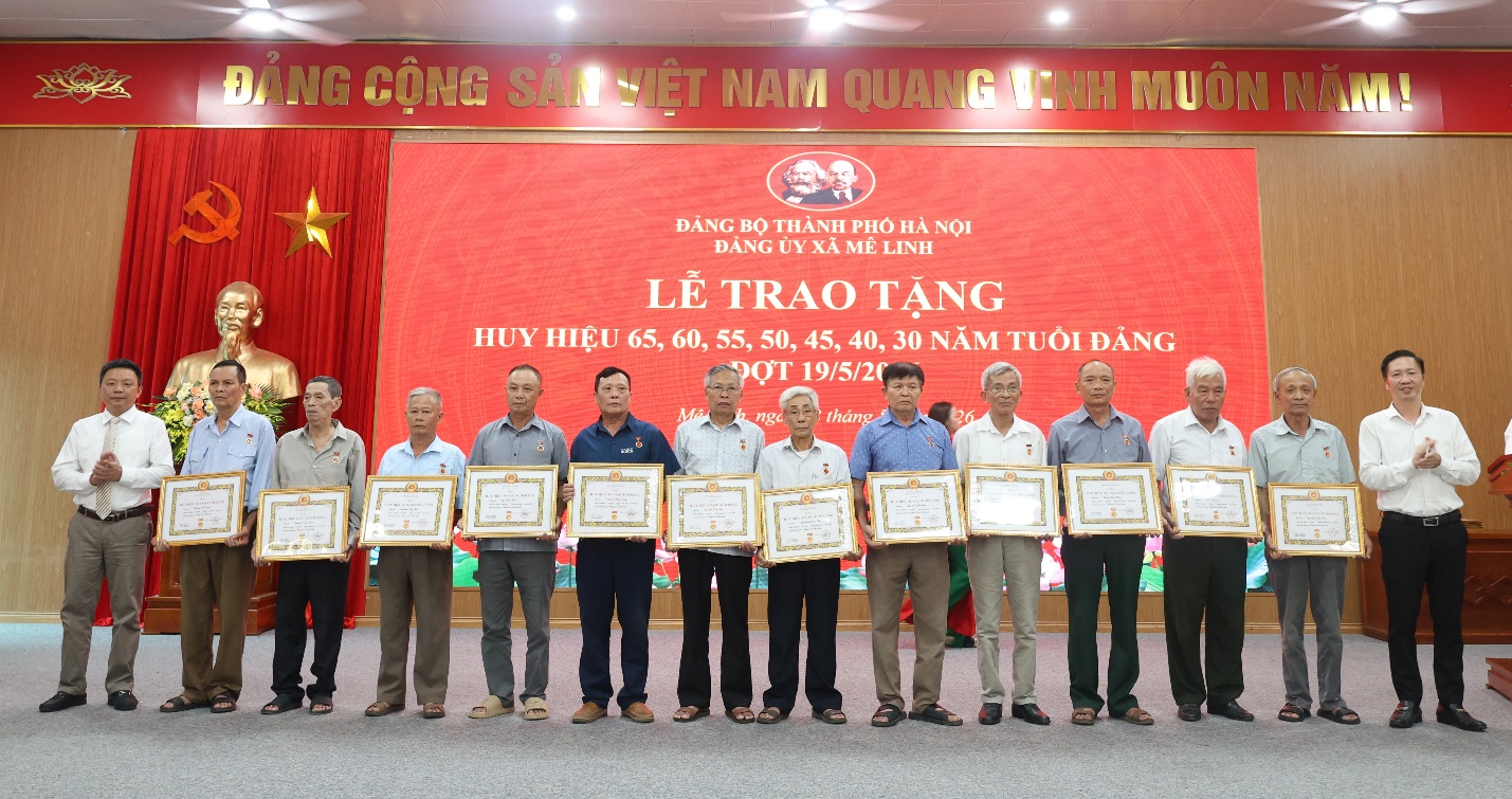 Xã Mê Linh tổ chức Lễ trao tặng Huy hiệu Đảng đợt 19-5- Ảnh 3.