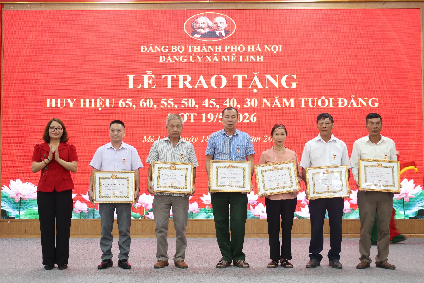 Xã Mê Linh tổ chức Lễ trao tặng Huy hiệu Đảng đợt 19-5- Ảnh 4.