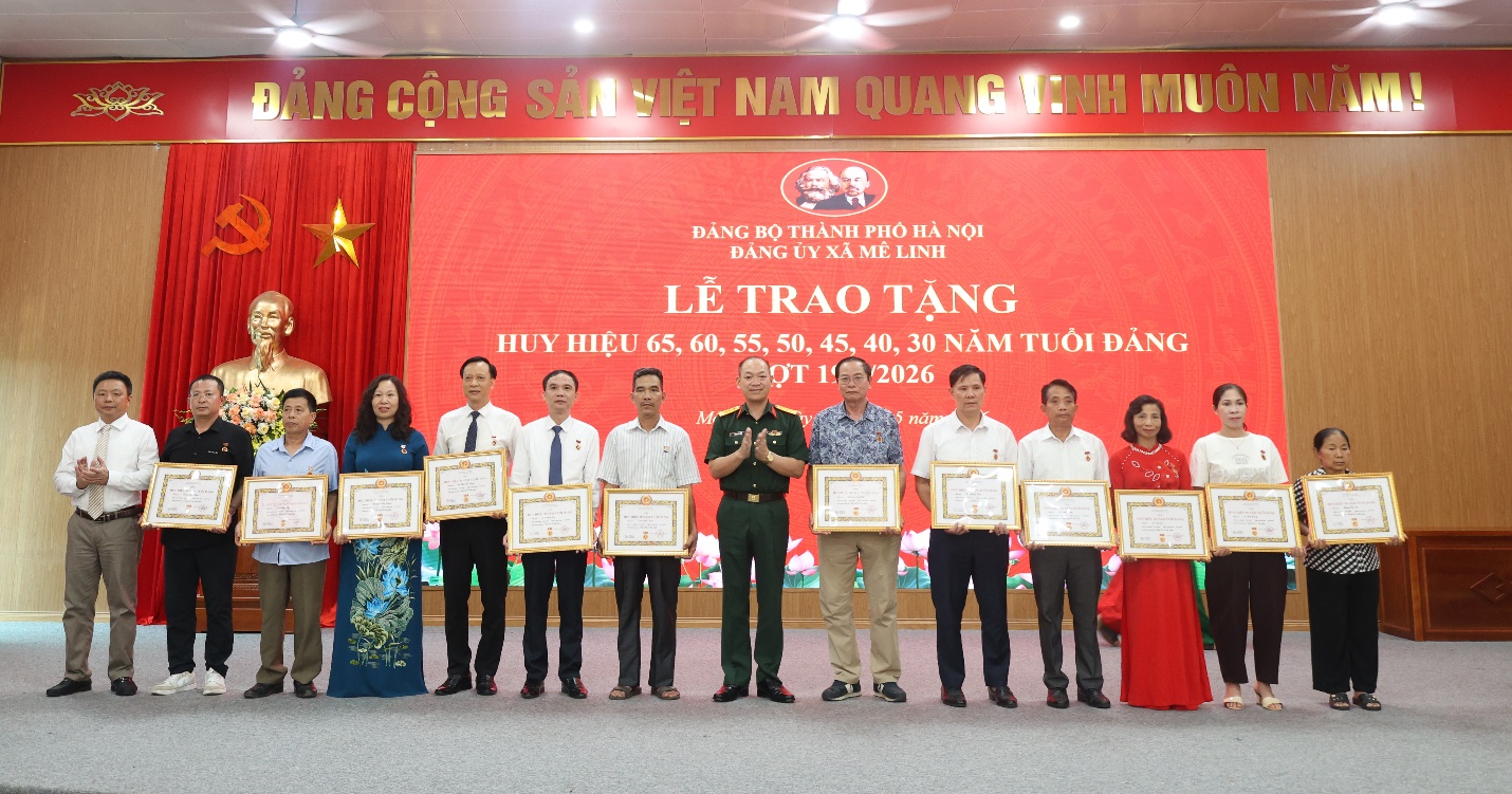 Xã Mê Linh tổ chức Lễ trao tặng Huy hiệu Đảng đợt 19-5- Ảnh 5.