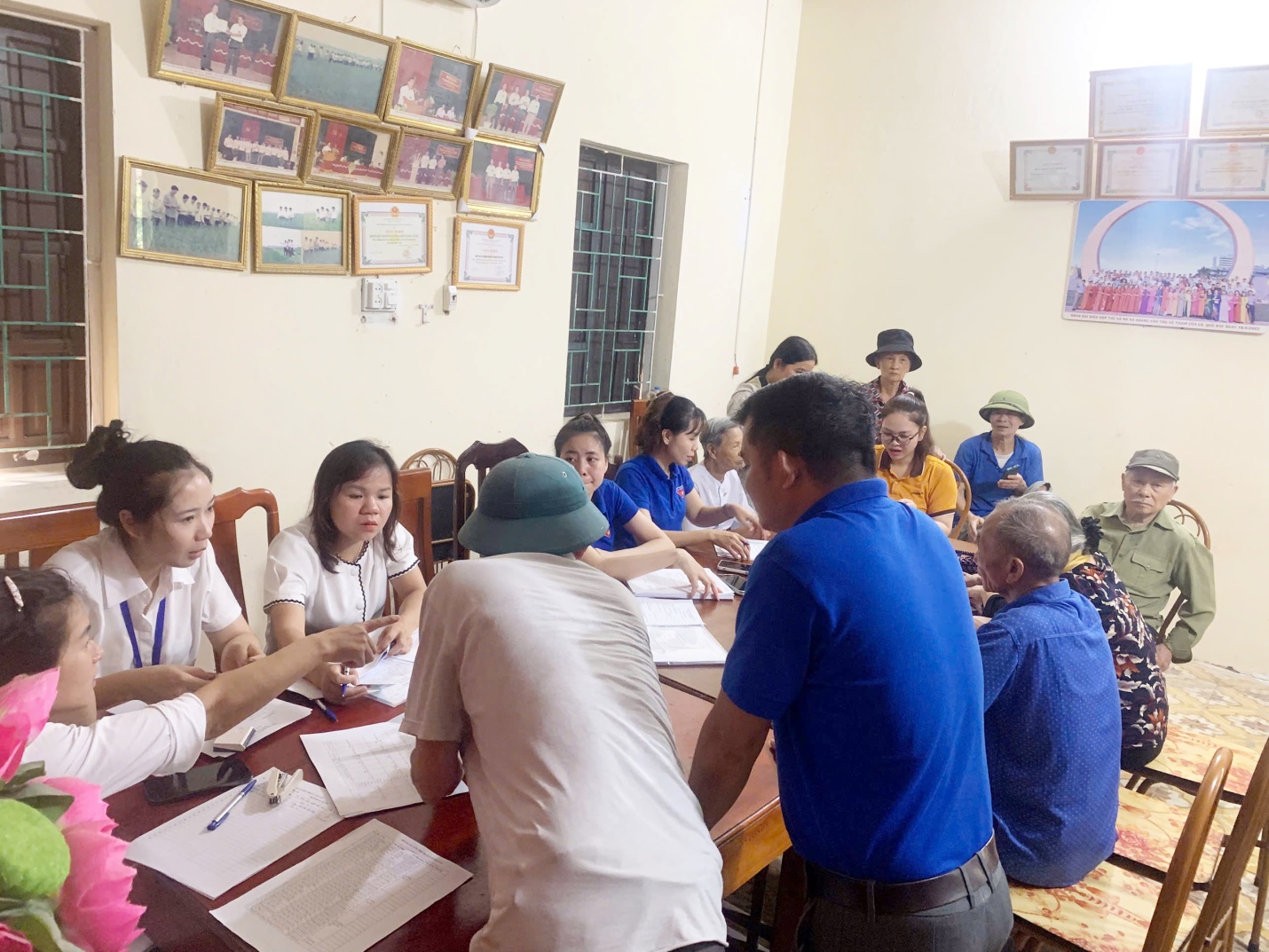Hỗ trợ chứng thực chữ ký uỷ quyền, nhận lương hưu cho người cao tuổi, gia đình chính sách và người yếu thế trên địa bàn xã- Ảnh 1.