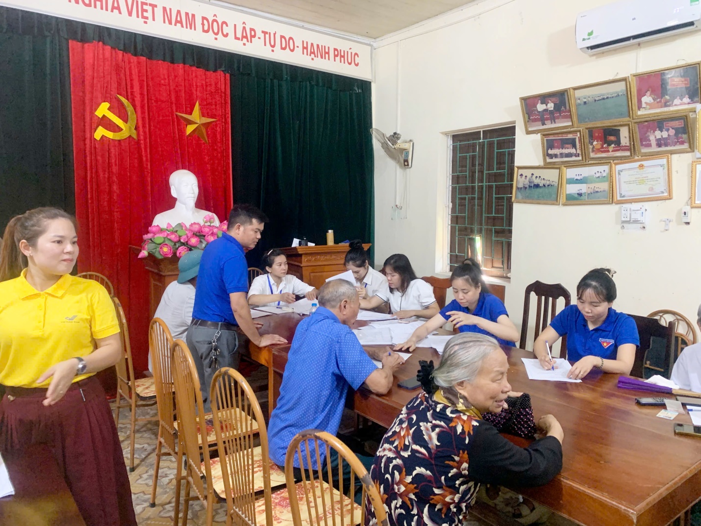 Hỗ trợ chứng thực chữ ký uỷ quyền, nhận lương hưu cho người cao tuổi, gia đình chính sách và người yếu thế trên địa bàn xã- Ảnh 2.
